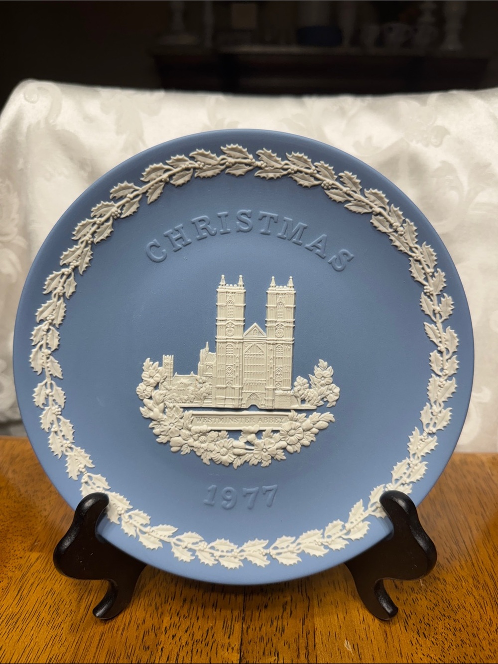 Vtg. 1977 collectable Wedgewood jasperware  Christmas plate. 8”